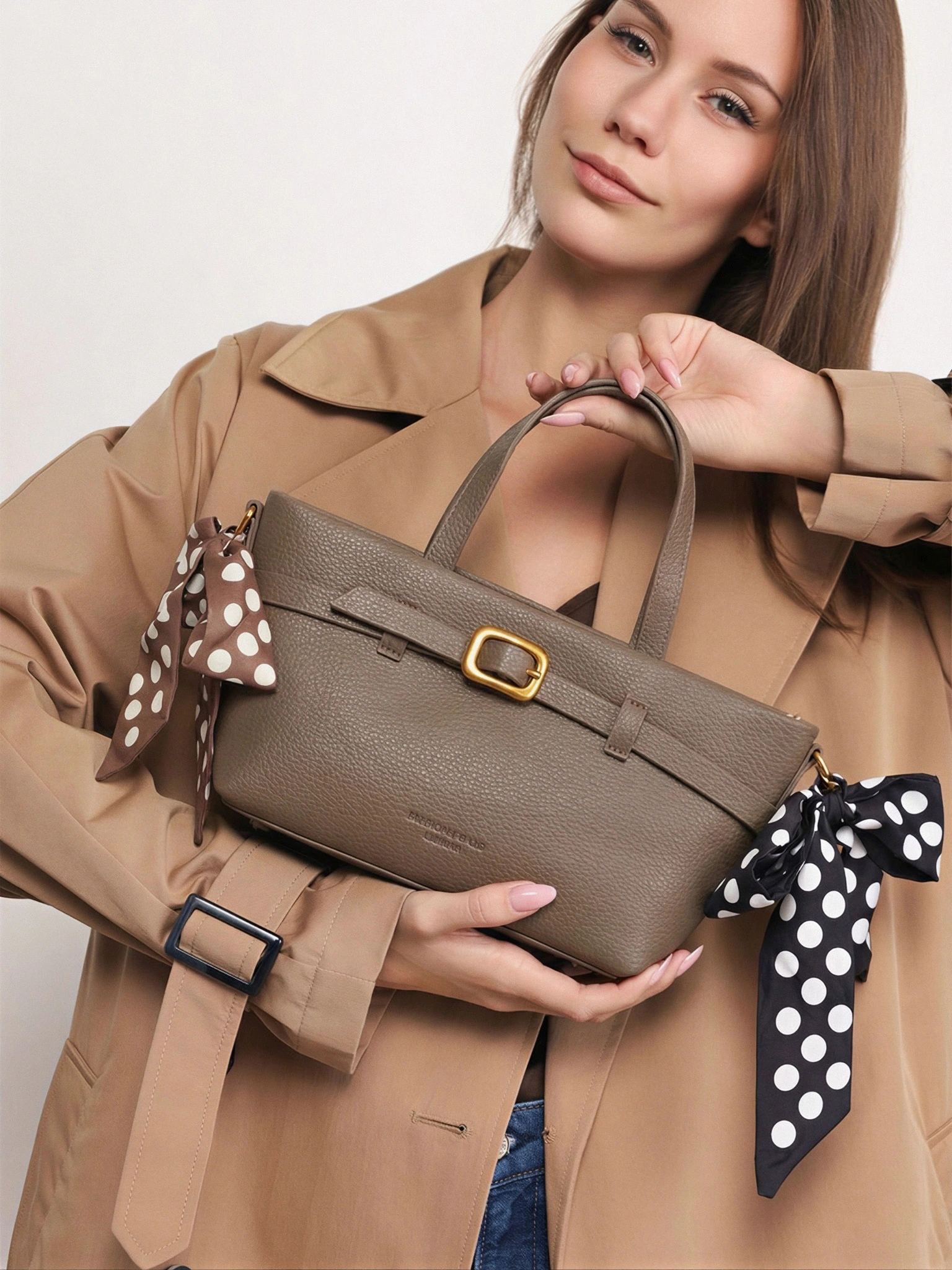 Сумка-тоут с декоративным платком и ремешком с пряжкой в ассортименте